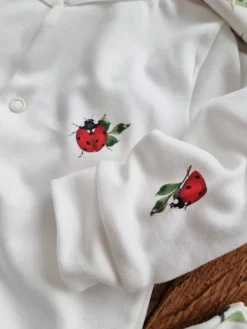 Pajacyk niemowlęcy ze stópkami biedroneczki