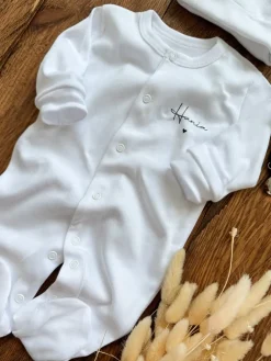 Pajacyk niemowlęcy ze stópkami z minimalistycznym imieniem
