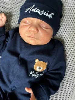 Pajacyk niemowlęcy ze stópkami z nadrukiem misia i łapek