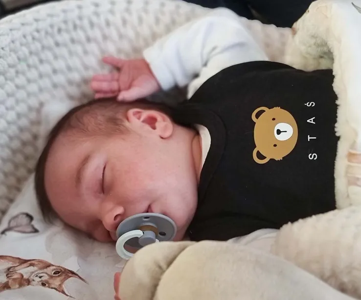 Śpiochy niemowlęce z misiem i imieniem dziecka + kaftanik