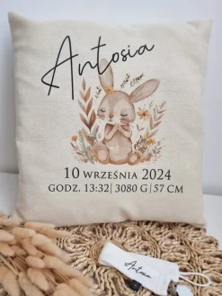 Poduszka z nadrukiem metryczki zajączek na łące