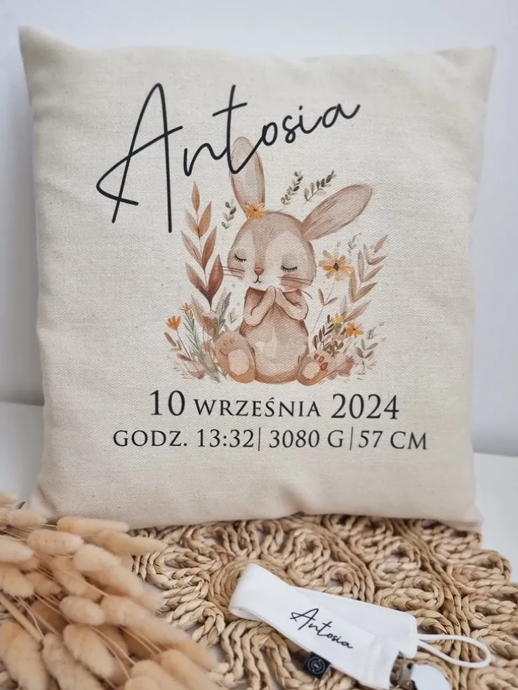 Poduszka z nadrukiem metryczki zajączek na łące
