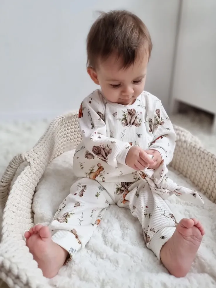 Prążkowany komplet leśni przyjaciele (bluza + spodnie)