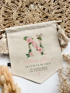 Proporczyk z metryczką kwiatowy inicjał