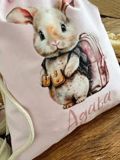 Różowy worek dla dziecka z nadrukiem króliczka z plecakiem