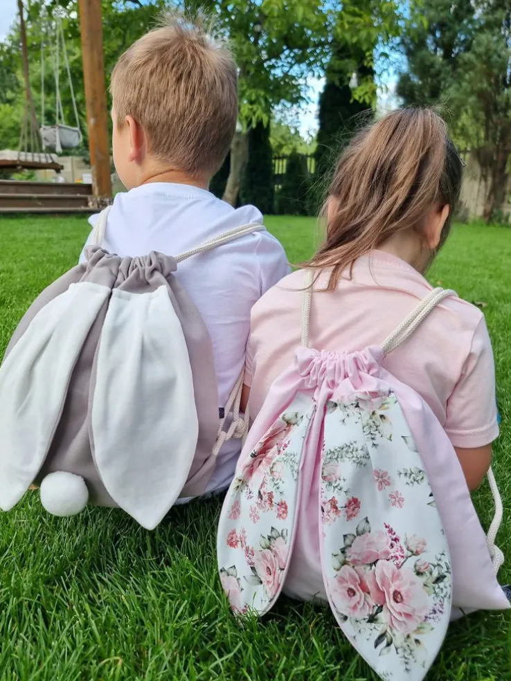 Różowy worek dla dziewczynki z kwiatowymi uszkami zajączka