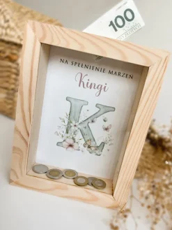 Skarbonka dla dziecka z nadrukiem kwiatowego inicjału
