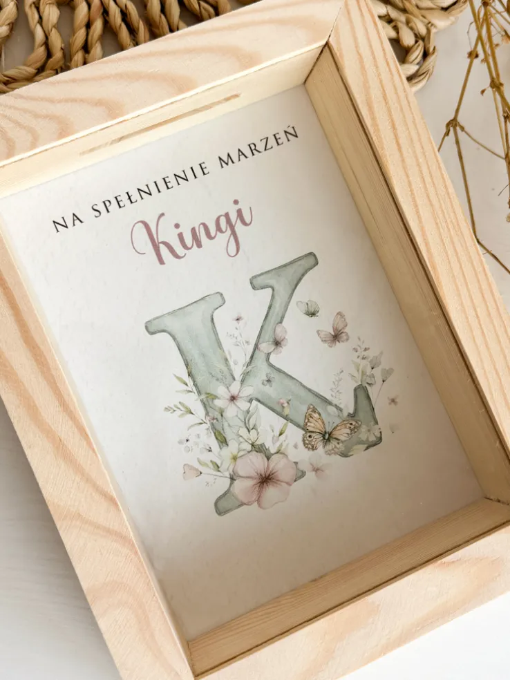 Skarbonka dla dziecka z nadrukiem kwiatowego inicjału