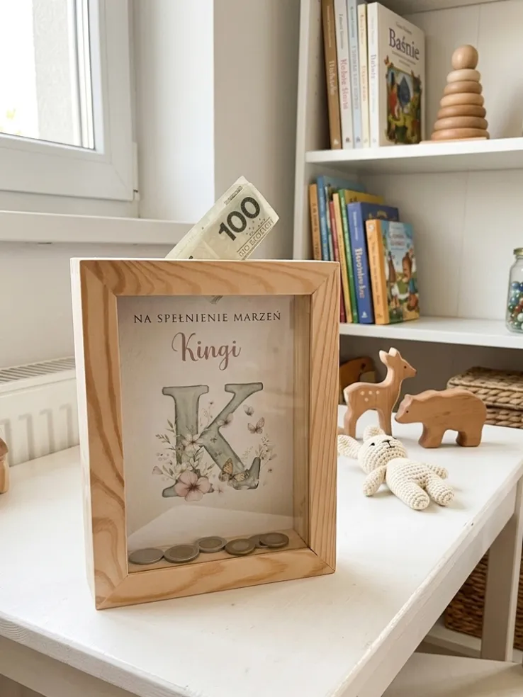 Skarbonka dla dziecka z nadrukiem kwiatowego inicjału