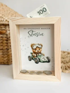 Skarbonka dla dziecka z nadrukiem misia w aucie