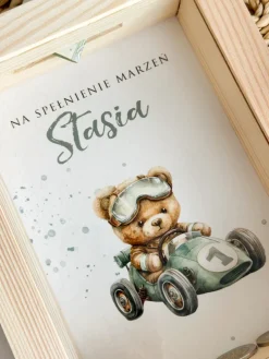 Skarbonka dla dziecka z nadrukiem misia w aucie