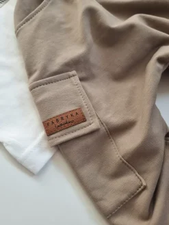 Spodnie dla chłopca typu baggy kolor beżowy