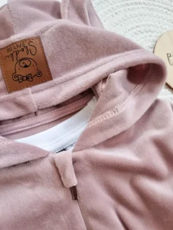 Welurowy dres dla dziewczynki koloru różowego