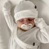Zawieszka do smoczka ecru ze złotym imieniem